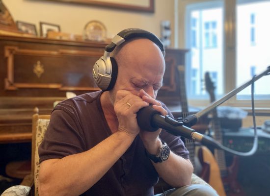 Harald Rudziansky spielt Mundharmonika ein